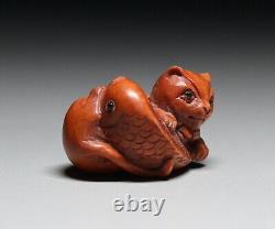 Netsuke Cat and fish Ojime Yellow Yang Wood Carving from Japanese antiques #308